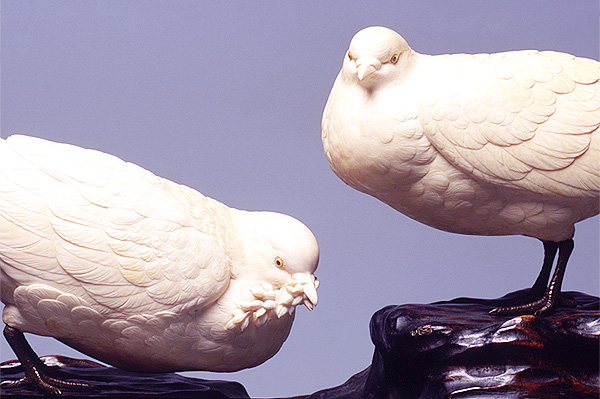 Ivory@Figurine of two Pegeons
