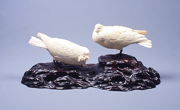 Ivory@Figurine of two Pegeons